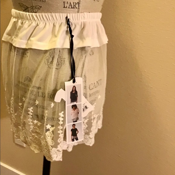 Demdaco Accessories - BUY OR FREE W/PURCHASE OF 2 ADDITIONAL ITEMS. NWT PEEK-A-BOO SHIRT EXTENDER💞